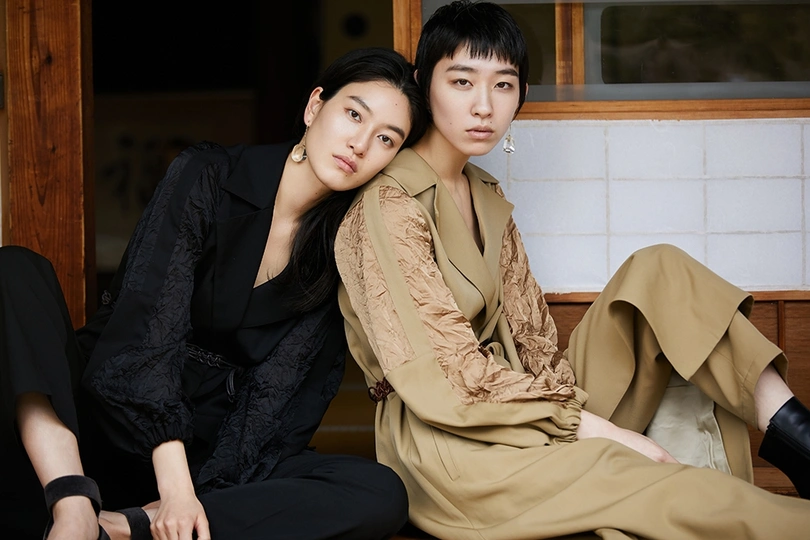 模特们在摄影棚的地板上摆姿势