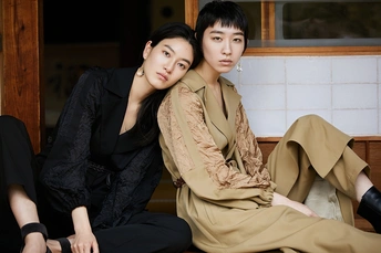 模特们在摄影棚的地板上摆姿势