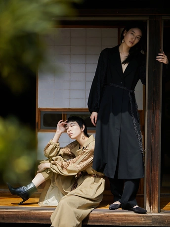 和艺妓站在舞台上的女人