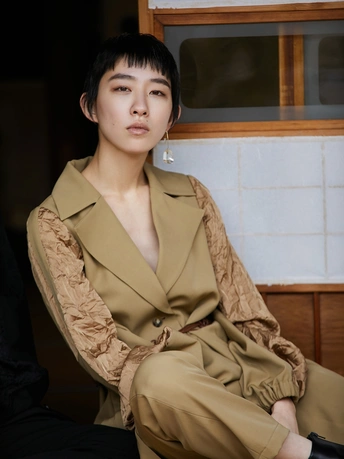 穿着一个人坐着的模特