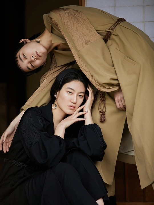 一对穿黑色衣服的年轻女子在一起摆姿势