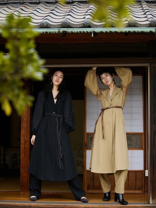 一对穿着传统日本服装的夫妇站在一所房子前