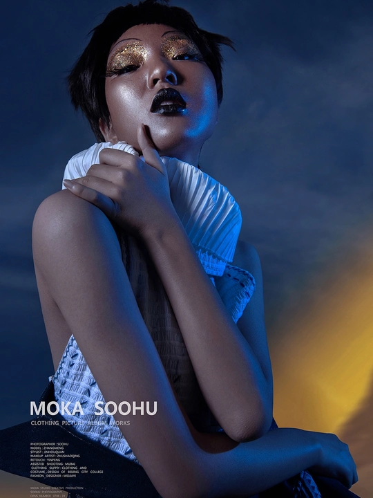 一位年轻女子在一本杂志的广告中 她的眼睛里的光亮了起来。