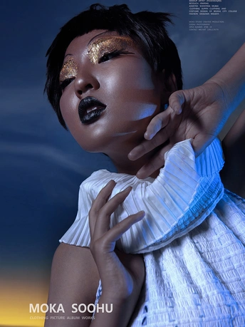 一个化了妆的蓝眼睛的黑女人