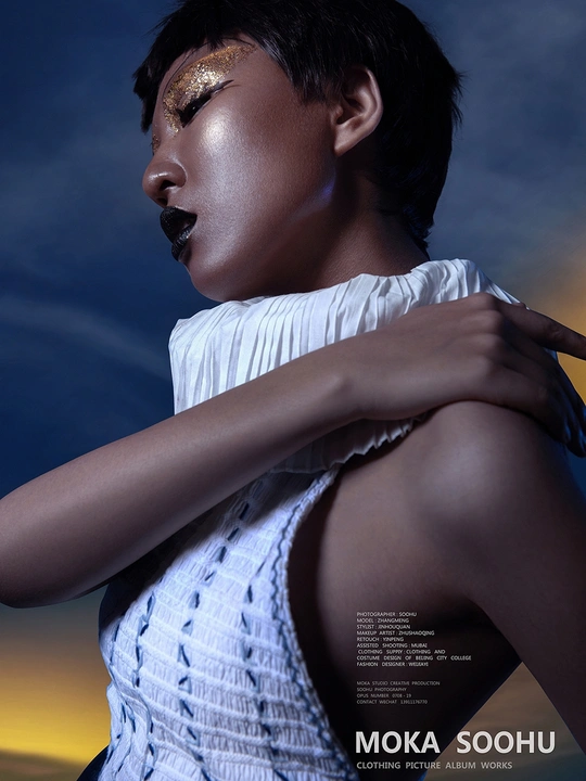 封面上印有一名大眼睛的黑人女性的杂志封面。