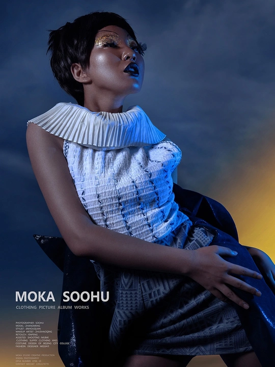 一件蓝色连衣裙的杂志封面上的模型