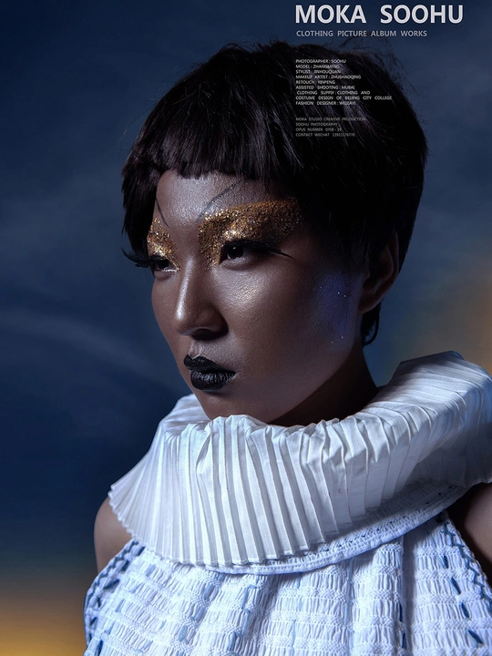 在杂志封面上 有一个带有闪光表面的模型 她的脸上闪闪发光。