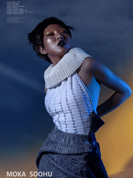 一个穿着连衣裙为杂志拍摄的照片模型。