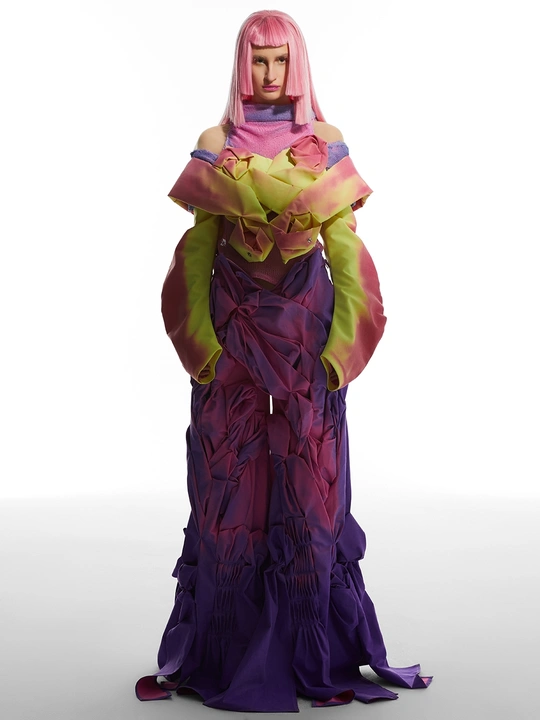 穿粉色和紫色服装的模特