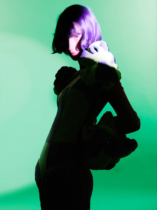 一位穿着黑色衣服的女性正在拿着手机