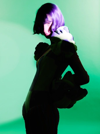 一位穿着黑色衣服的女性正在拿着手机