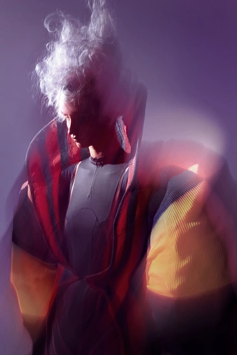 一个人在空气中弥漫着大量烟雾