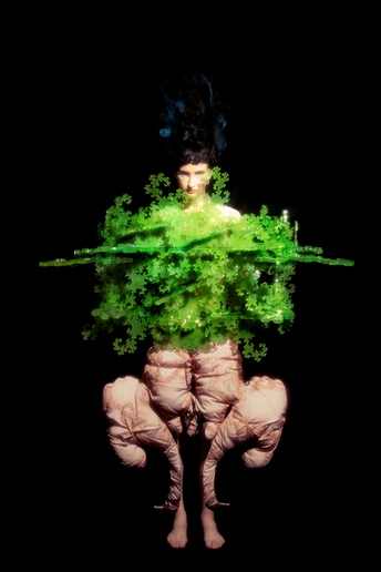 一个覆盖着绿色的人在一个黑色背景上