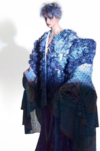 一位穿着蓝色和蓝色和服的女士