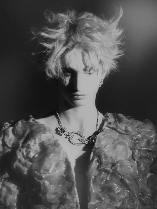 卷发女性的黑白肖像