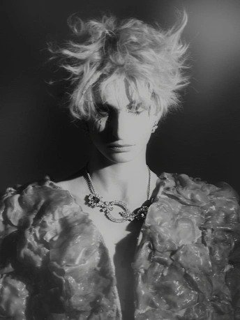 卷发女性的黑白肖像