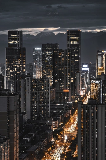 夜晚的城市 摩天大楼熠熠生辉