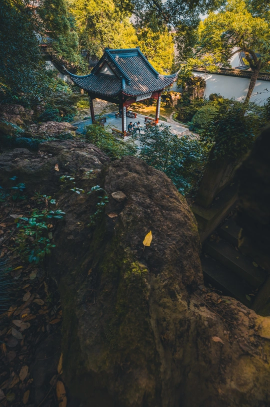 一个花园中的小亭子 瀑布和岩石上的亭子