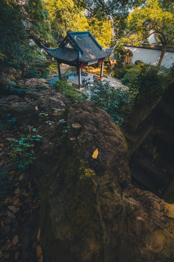 一个花园中的小亭子 瀑布和岩石上的亭子