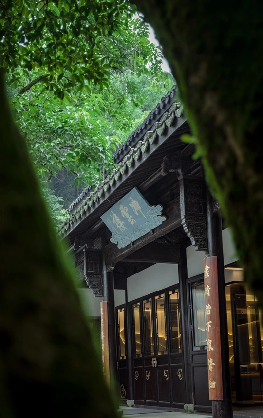 穿过树丛进入寺庙的入口