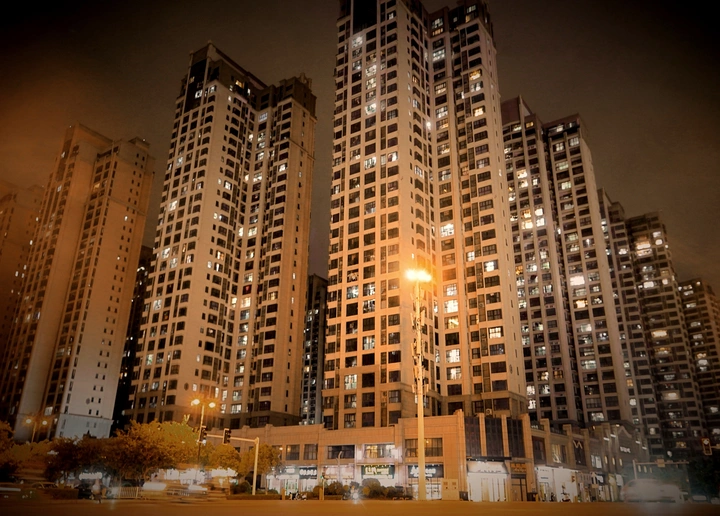 黑金色调的城市建筑