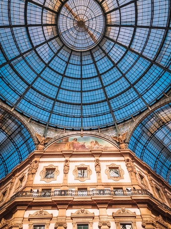 有大玻璃圆顶天花板的建筑物内部