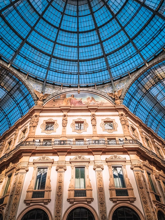 有玻璃天花板的大建筑的内部