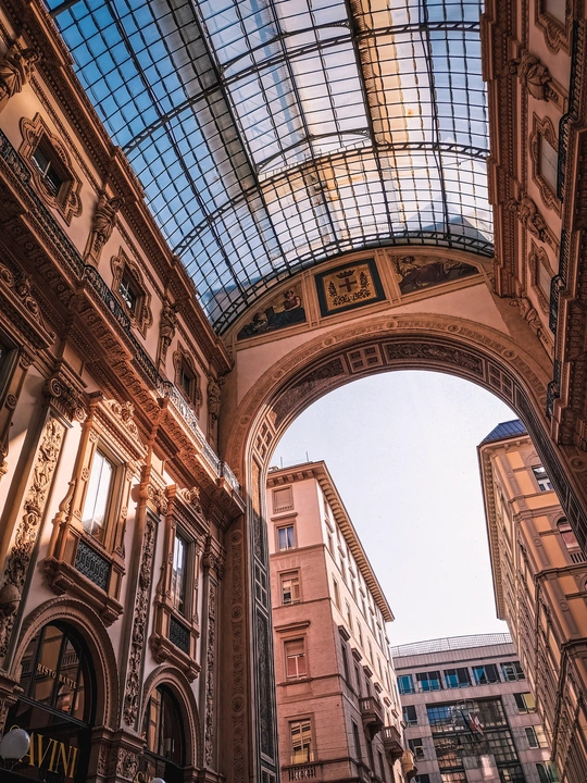 城市中高层建筑之间的大拱门