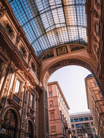 城市中高层建筑之间的大拱门