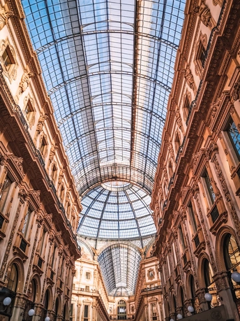 城市中一座大型建筑的玻璃天花板