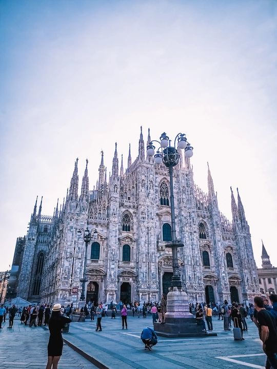 许多人站在城市的大教堂或城堡前