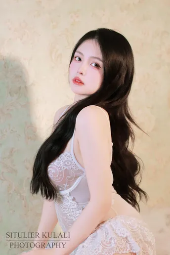一位穿着白色连衣裙的黑发年轻女子肖像