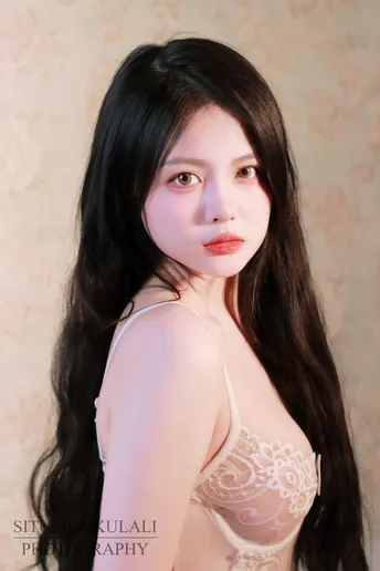 一位长发黑衣年轻女子