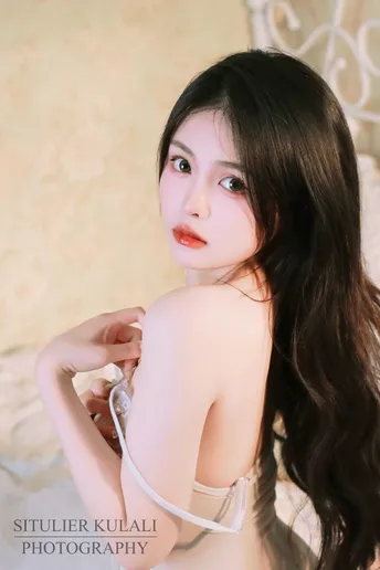 一位长发白衣少女