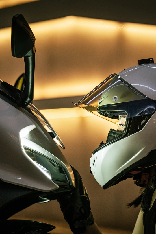 一顶白色的头盔坐在摩托车顶部