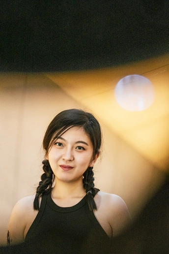 站在镜子前的一个年轻女子 背后有光