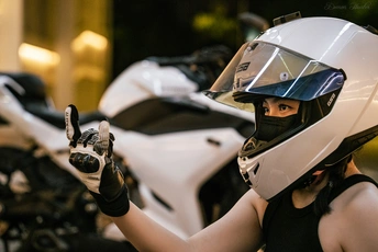 戴头盔和手套的女子举手投降