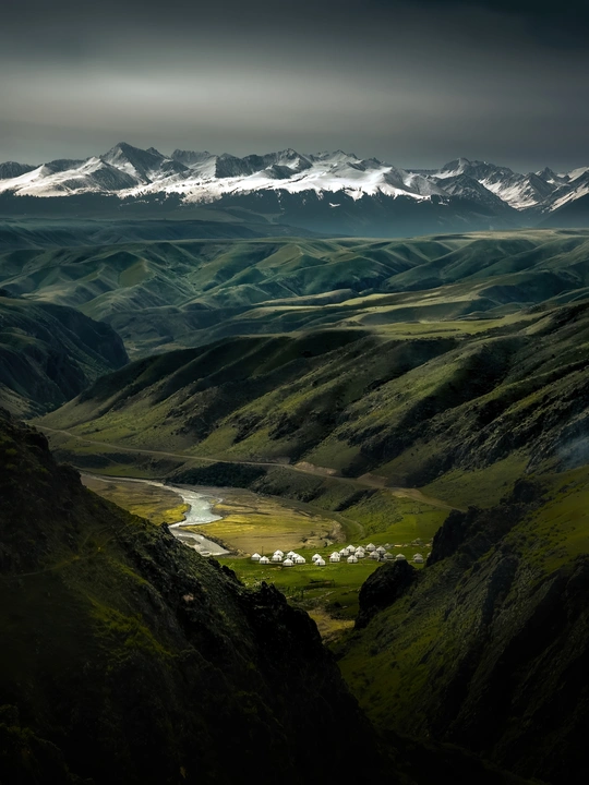 前景有山有水 山峦起伏 绿意盎然。