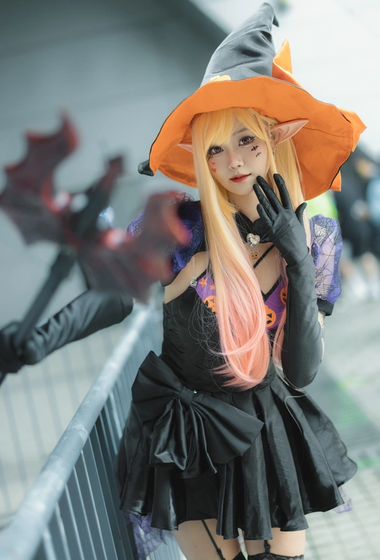 穿着女巫服装的女孩