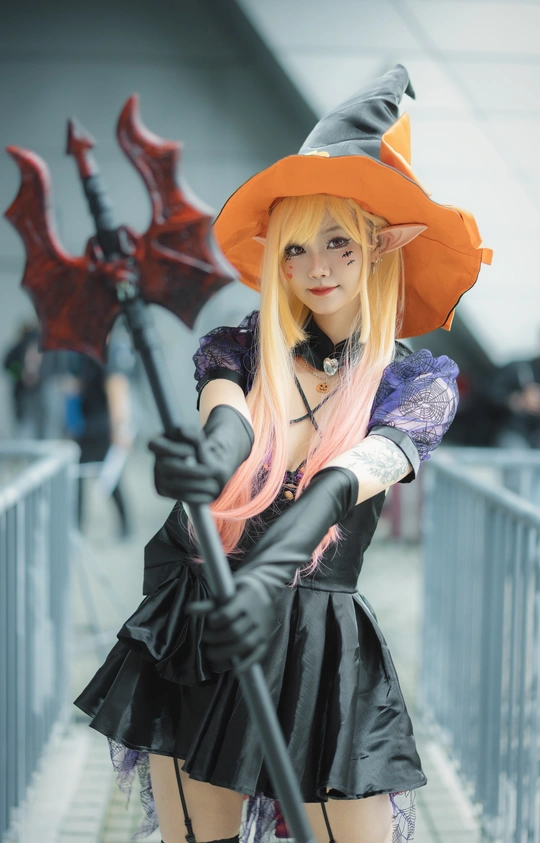 一位穿着女巫装的cosplayer