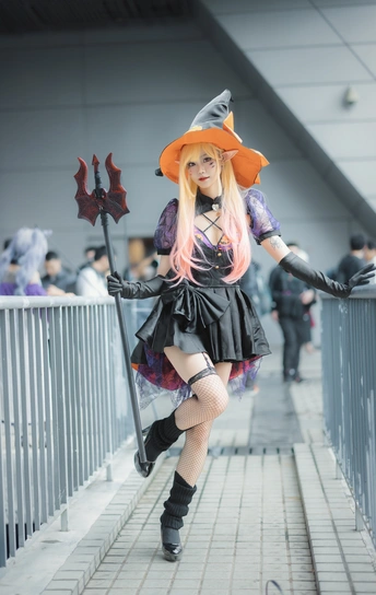 一位穿着女巫装的女人