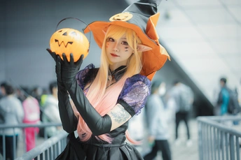 一位穿着《巫师3》中女巫的外套的coser