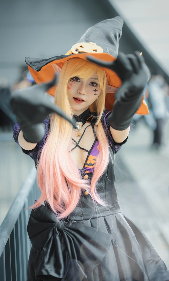 粉发女孩和黑色帽子