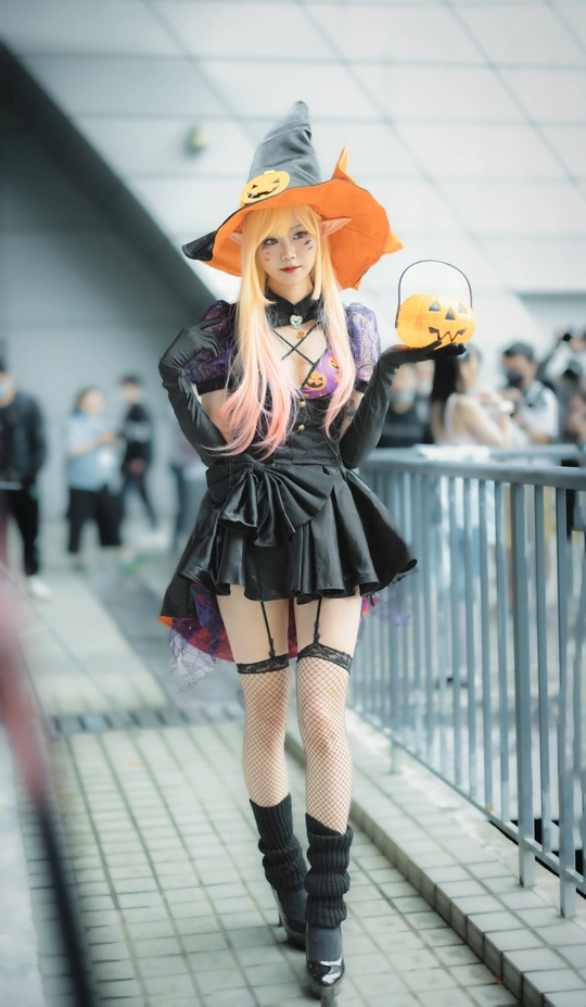 一个穿着黑色和橙色服装的女巫