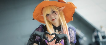 穿着女巫服装的女孩