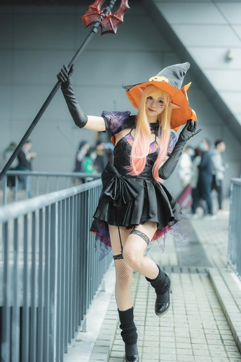 一位穿着女巫装的女子拿着魔杖