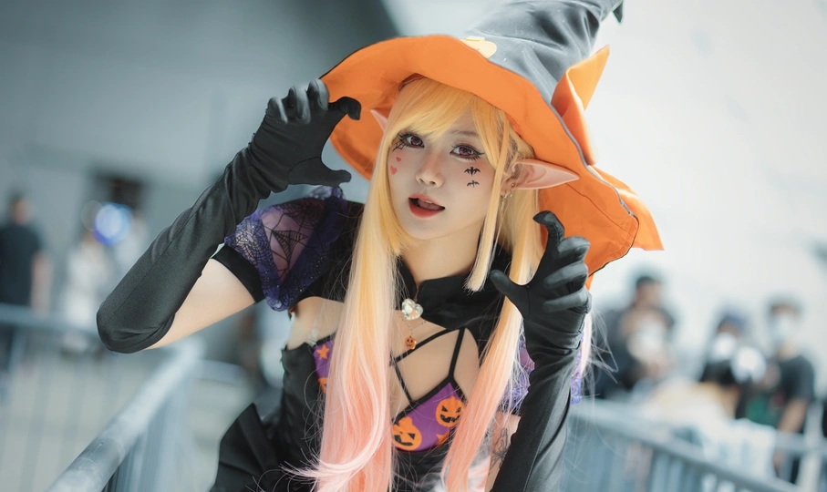 一位穿着《巫师3》中女巫的外套的coser