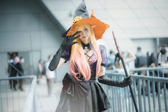 一位穿着粉红色和灰色服装的女性