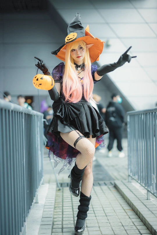 一位穿着女巫装的cosplayer