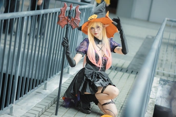 一个穿着巫婆服装的人在楼梯上